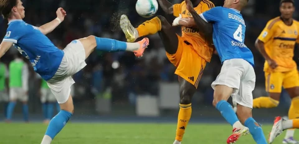 Pisa player kicking the ball against Napoli
