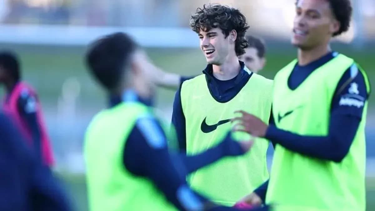 Players wearing training vests during practice session