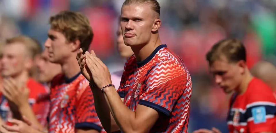 Norwegian players applauding during pre-match ceremony