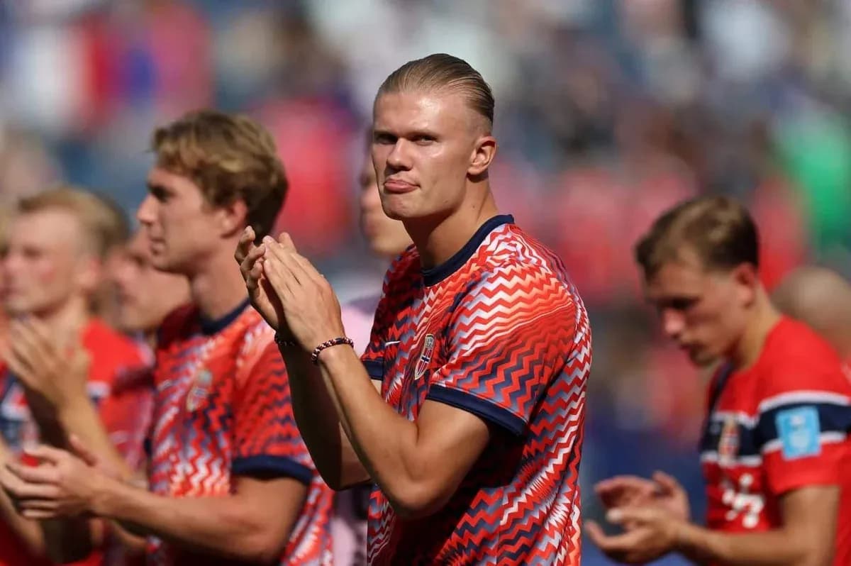 Norwegian players applauding during pre-match ceremony