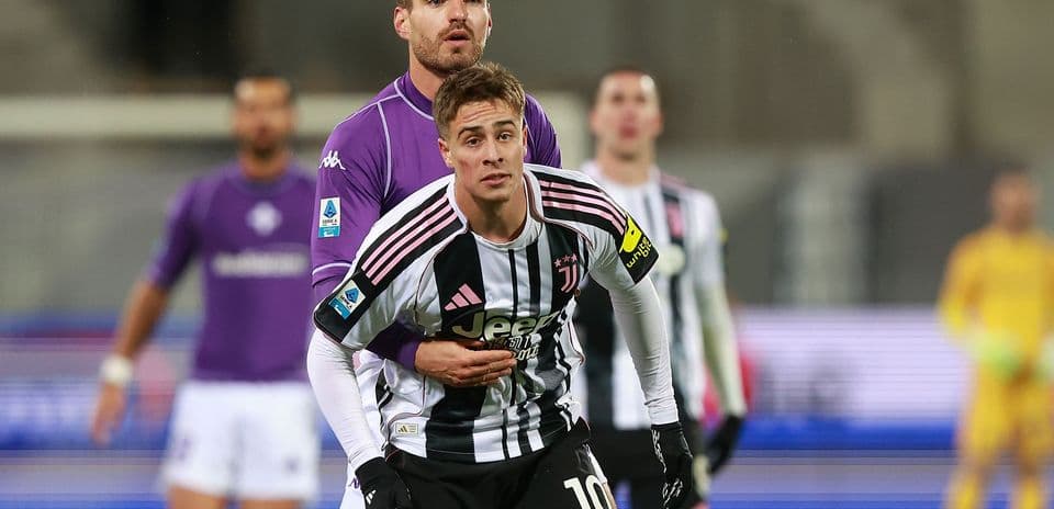 Juventus player being challenged by Fiorentina goalkeeper