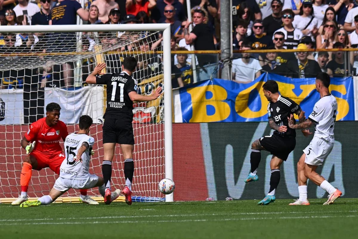 Como player attempts to score against Parma