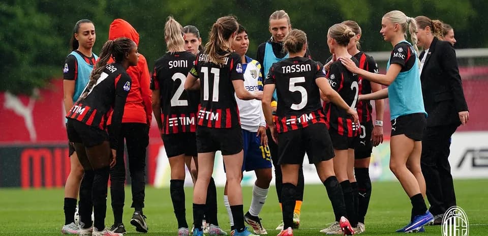 AC Milan women players discussing during match