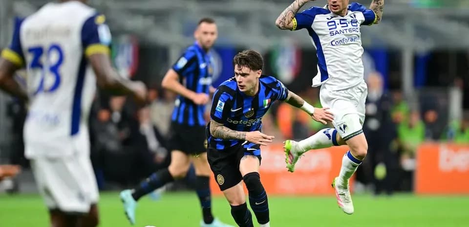 Inter player dribbling past Hellas Verona defender
