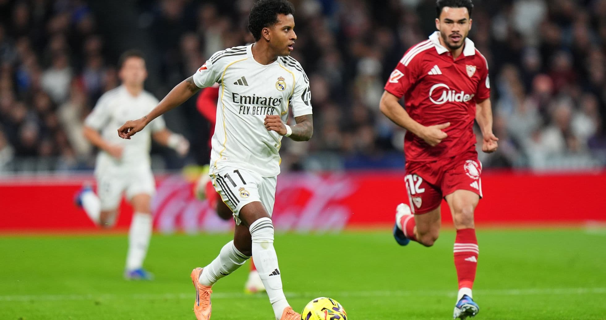 Player dribbling the ball during Sevilla match