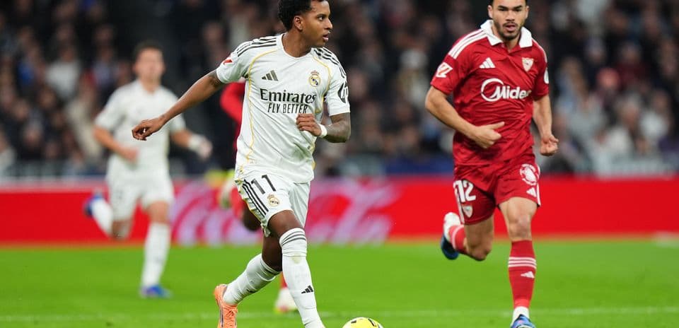 Player dribbling the ball during Sevilla match