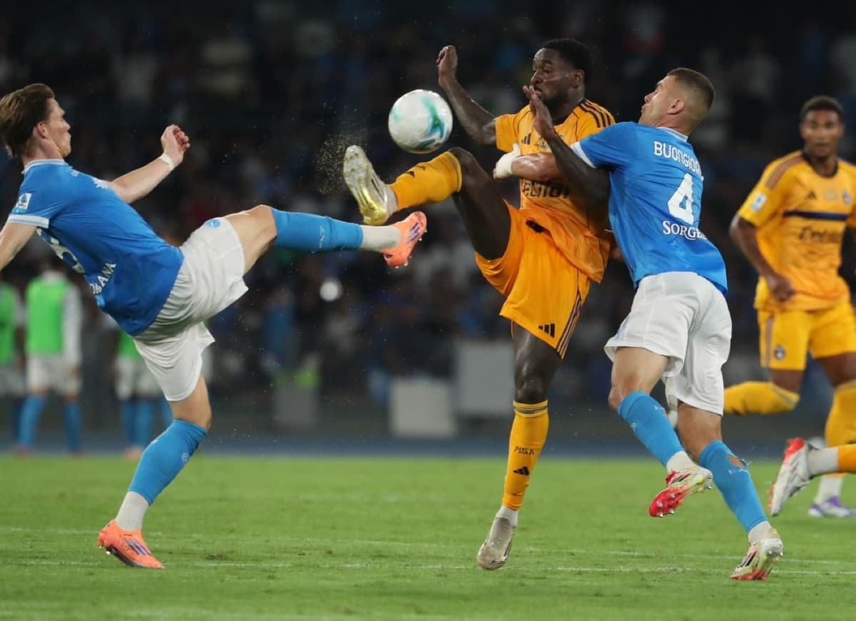 Pisa and Napoli players competing for the ball