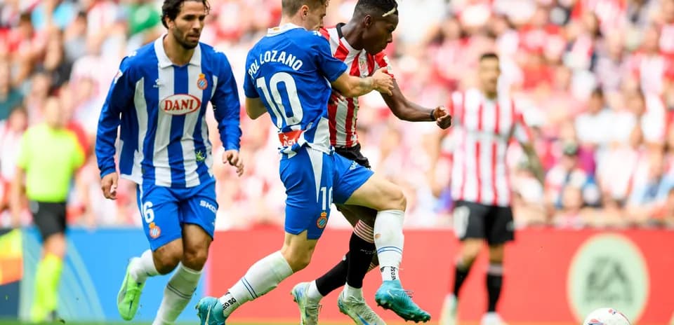 Pol Lozano tackling opponent during Espanyol match
