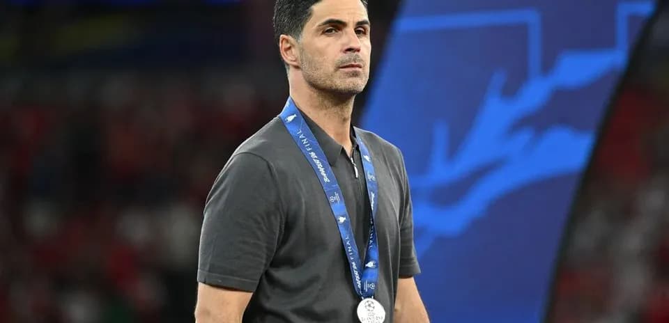 Coach wearing silver medal after final match