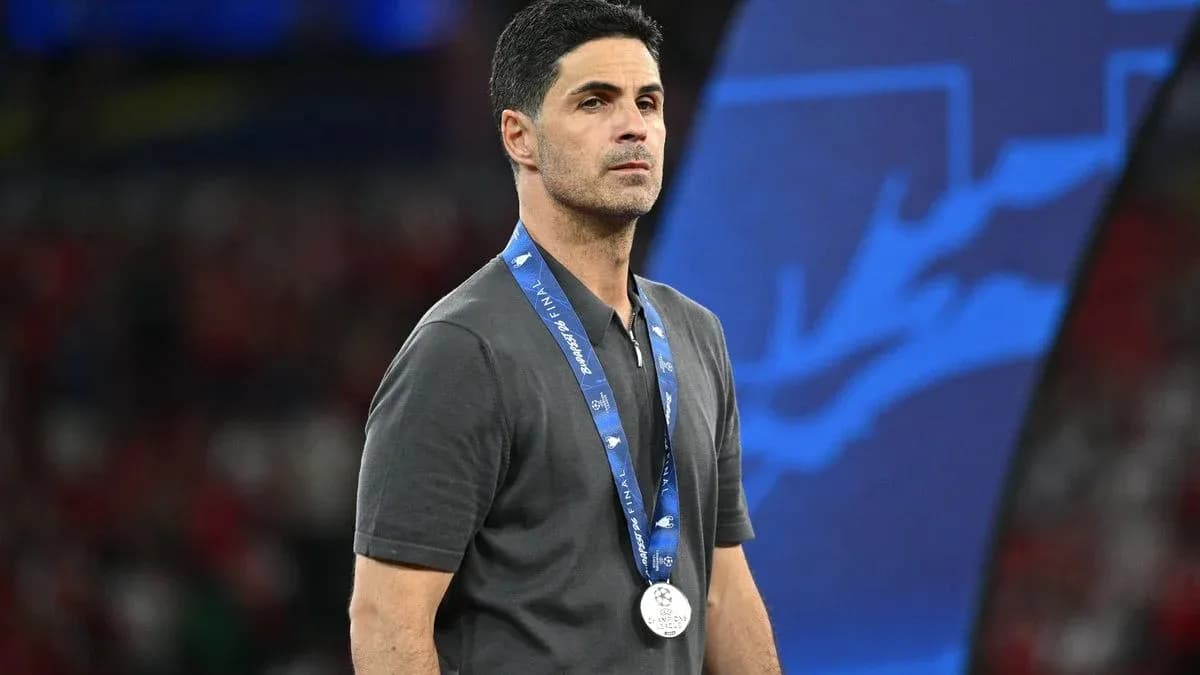 Coach wearing silver medal after final match