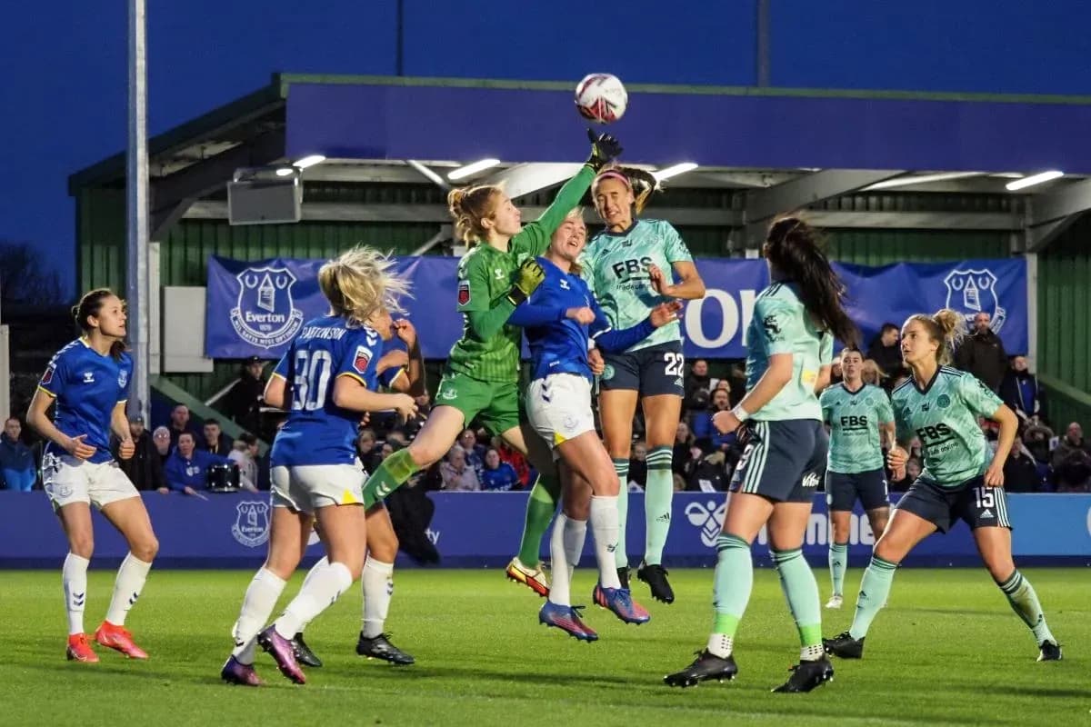 Goalkeeper making a save during Everton vs Leicester match
