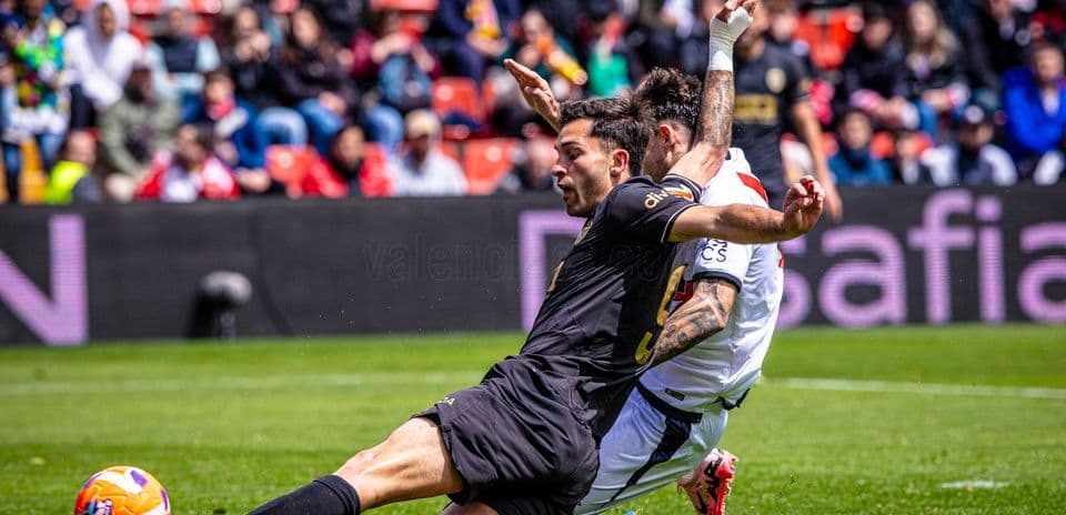 Players competing during Valencia vs Rayo Vallecano match