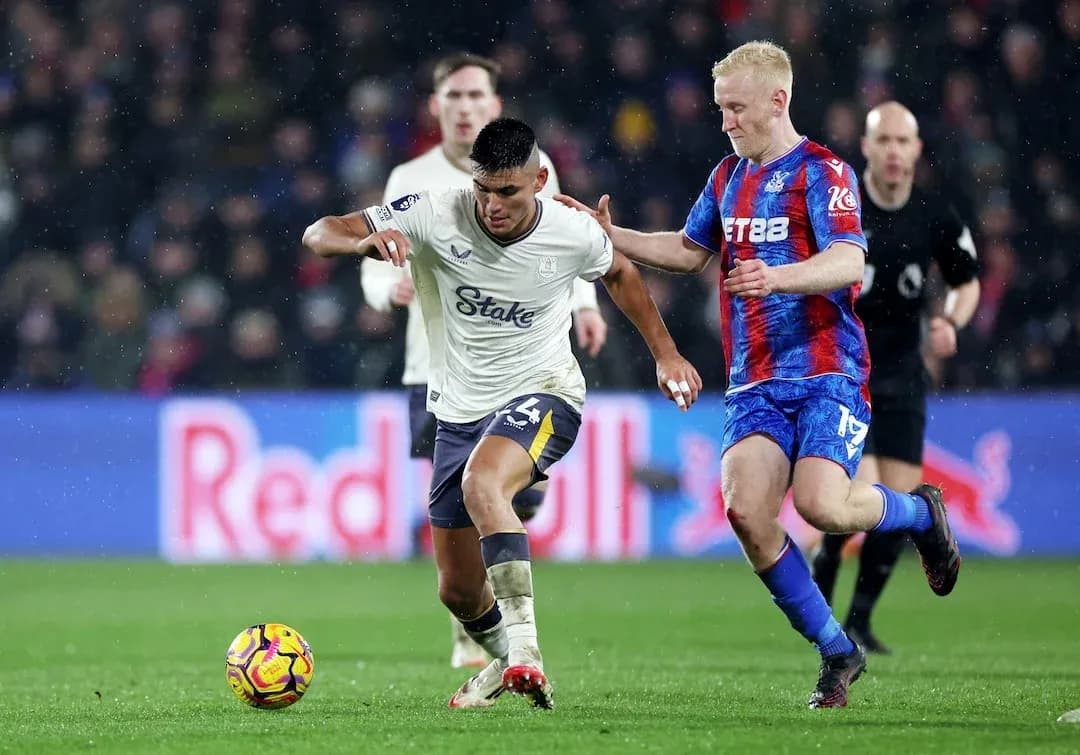 Crystal Palace player challenges Everton opponent