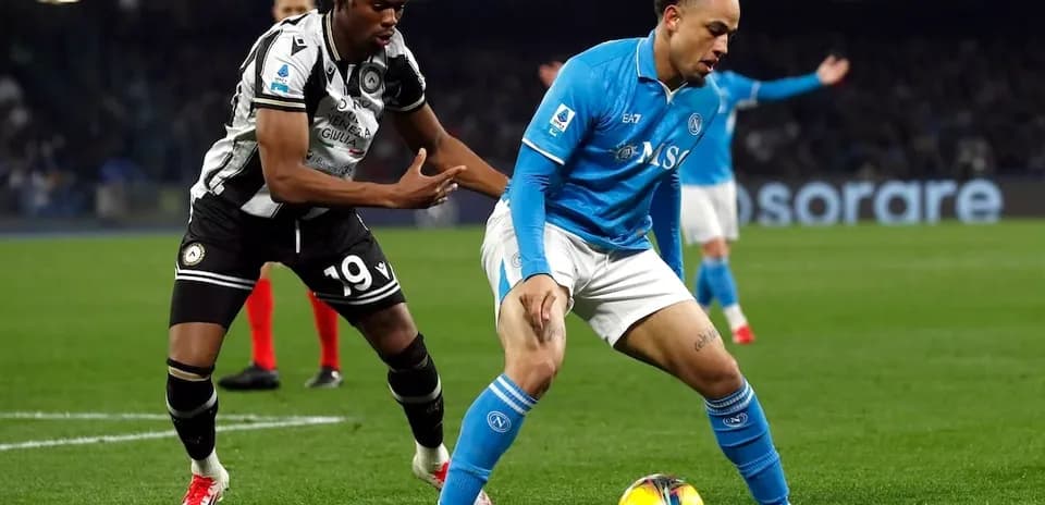 Napoli player dribbling against Udinese defender
