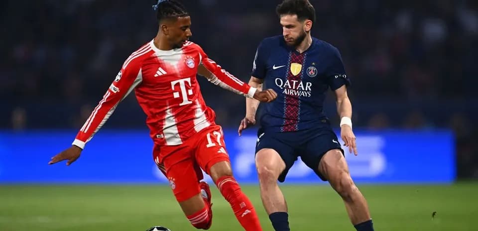 Bayern and PSG players competing for the ball