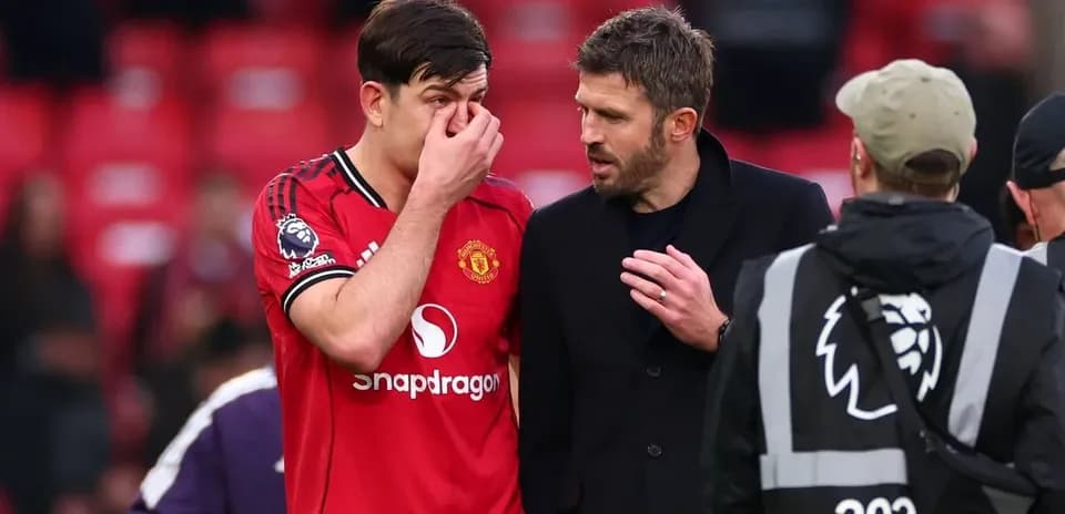 Manchester United player and coach discussing after match