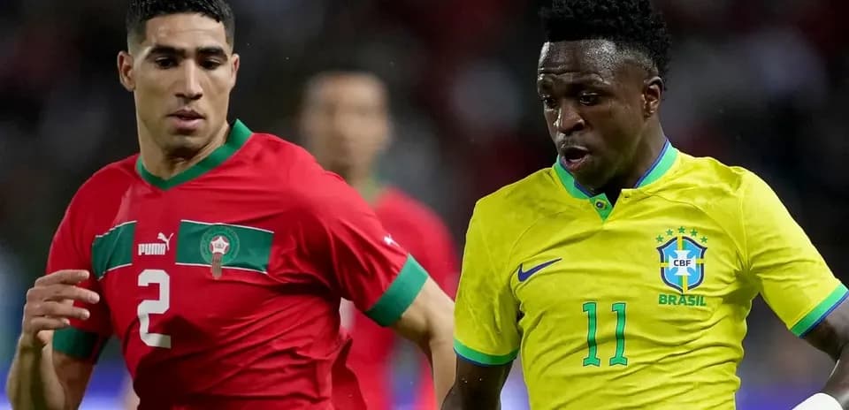 Achraf Hakimi and Vinícius Júnior competing for ball