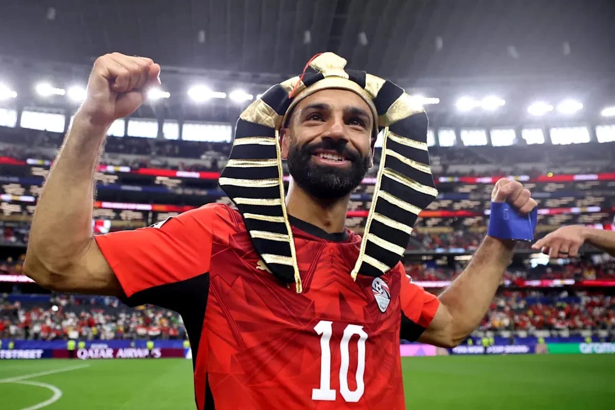 Player celebrating with a pharaoh headdress