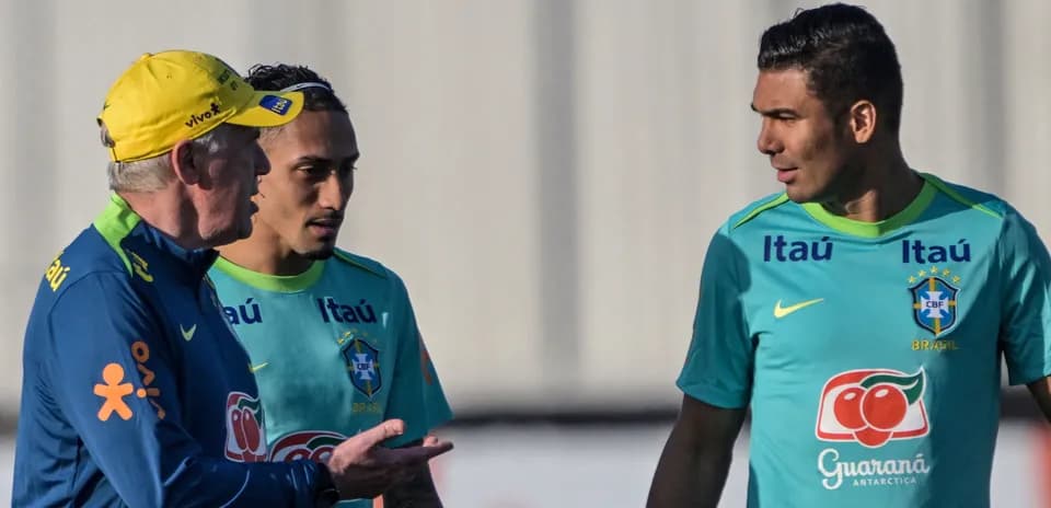 Brazilian national team coach discussing with players