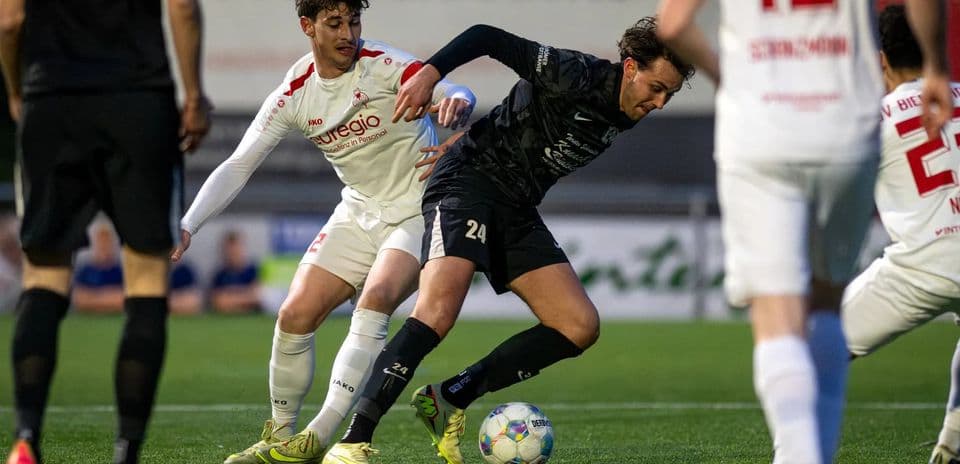Players competing for the ball in Oberliga match