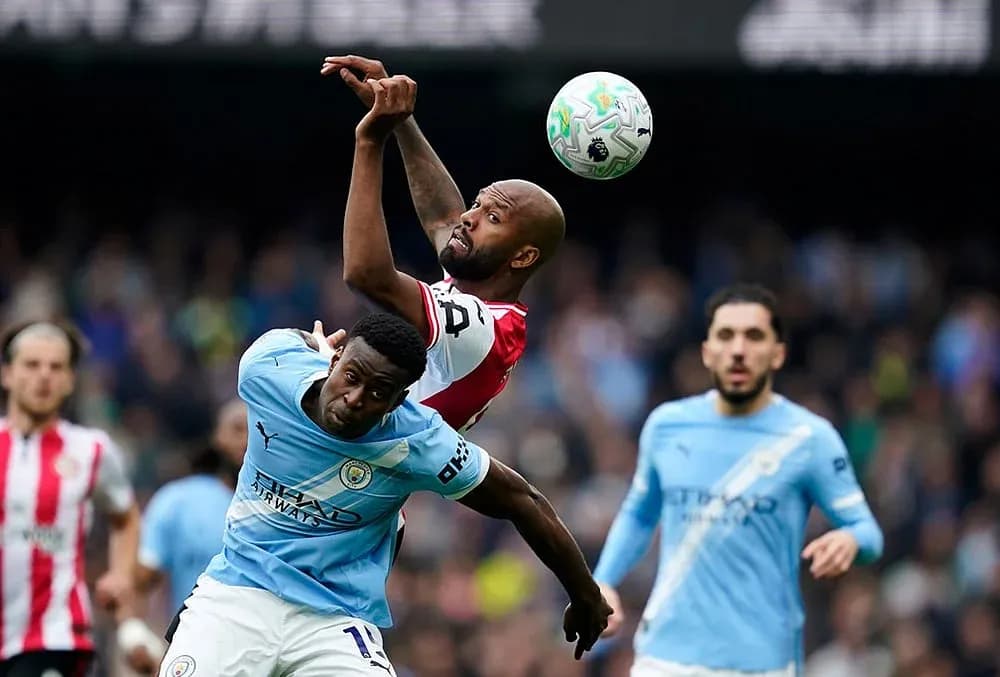 Players competing for the ball during match