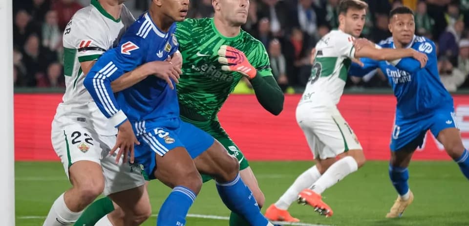 Players contesting during Elche vs Alaves match