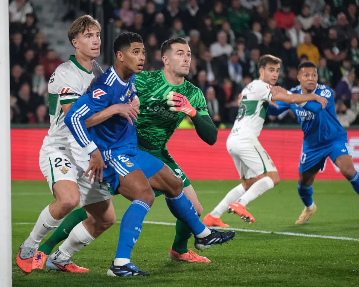 Players contesting during Elche vs Alaves match