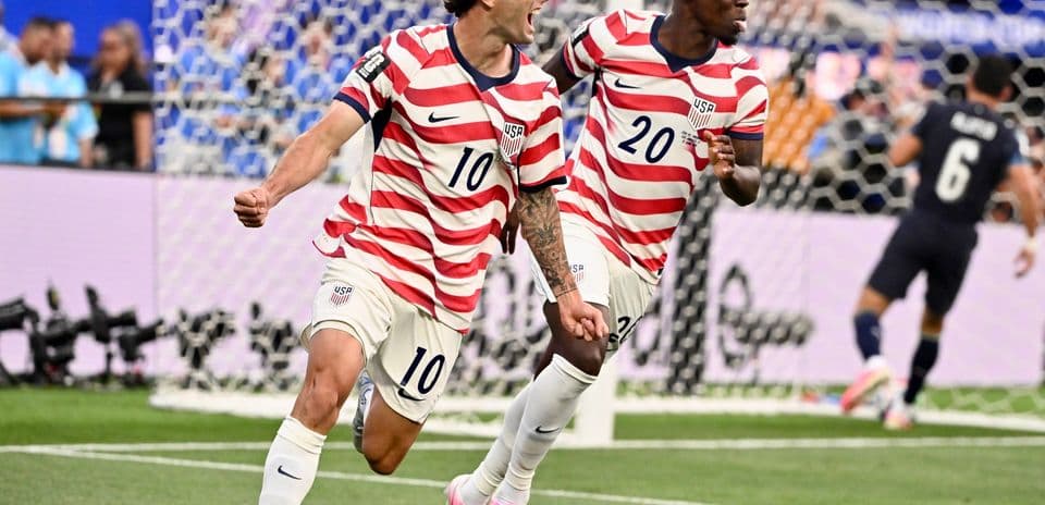 USA players celebrating a goal during match