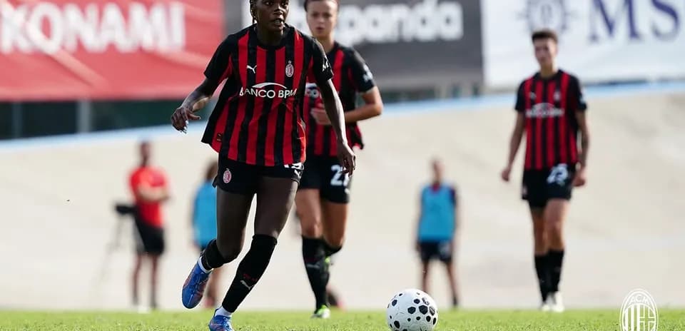 AC Milan Women player dribbling the ball