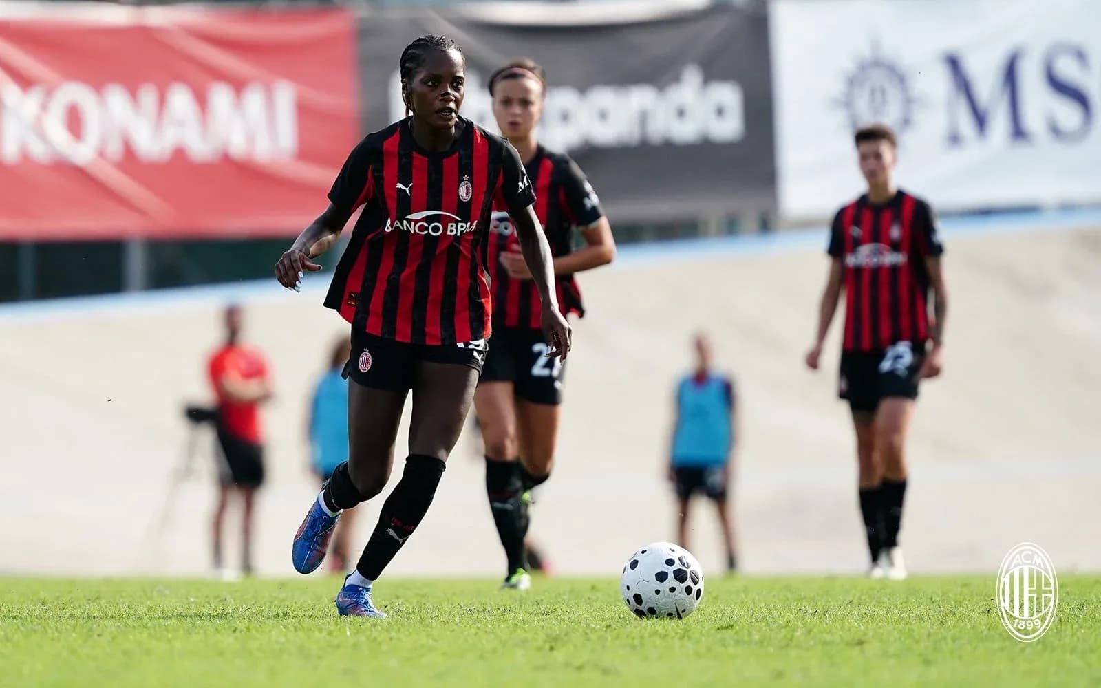 AC Milan Women player dribbling the ball