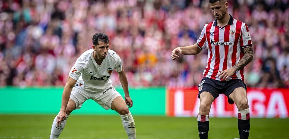 Athletic Club player preparing for a free kick