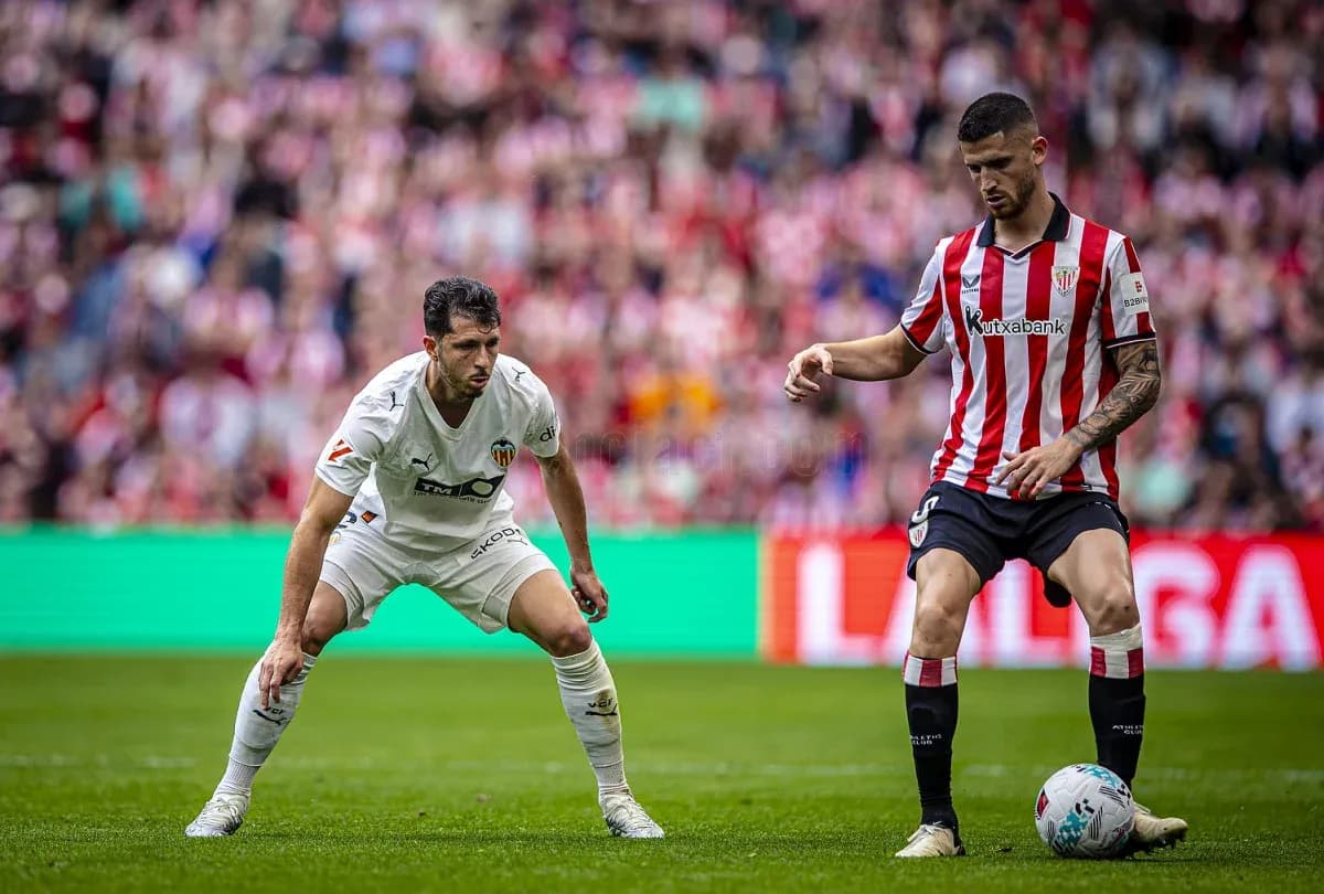 Athletic Club player preparing for a free kick