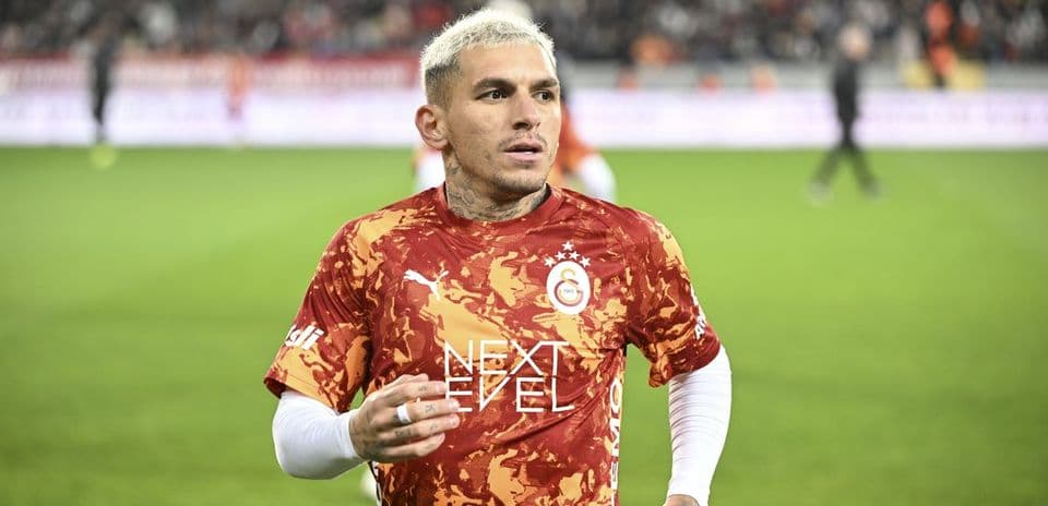 Player in Galatasaray jersey on the field