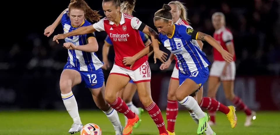 Brighton and Arsenal players competing for the ball
