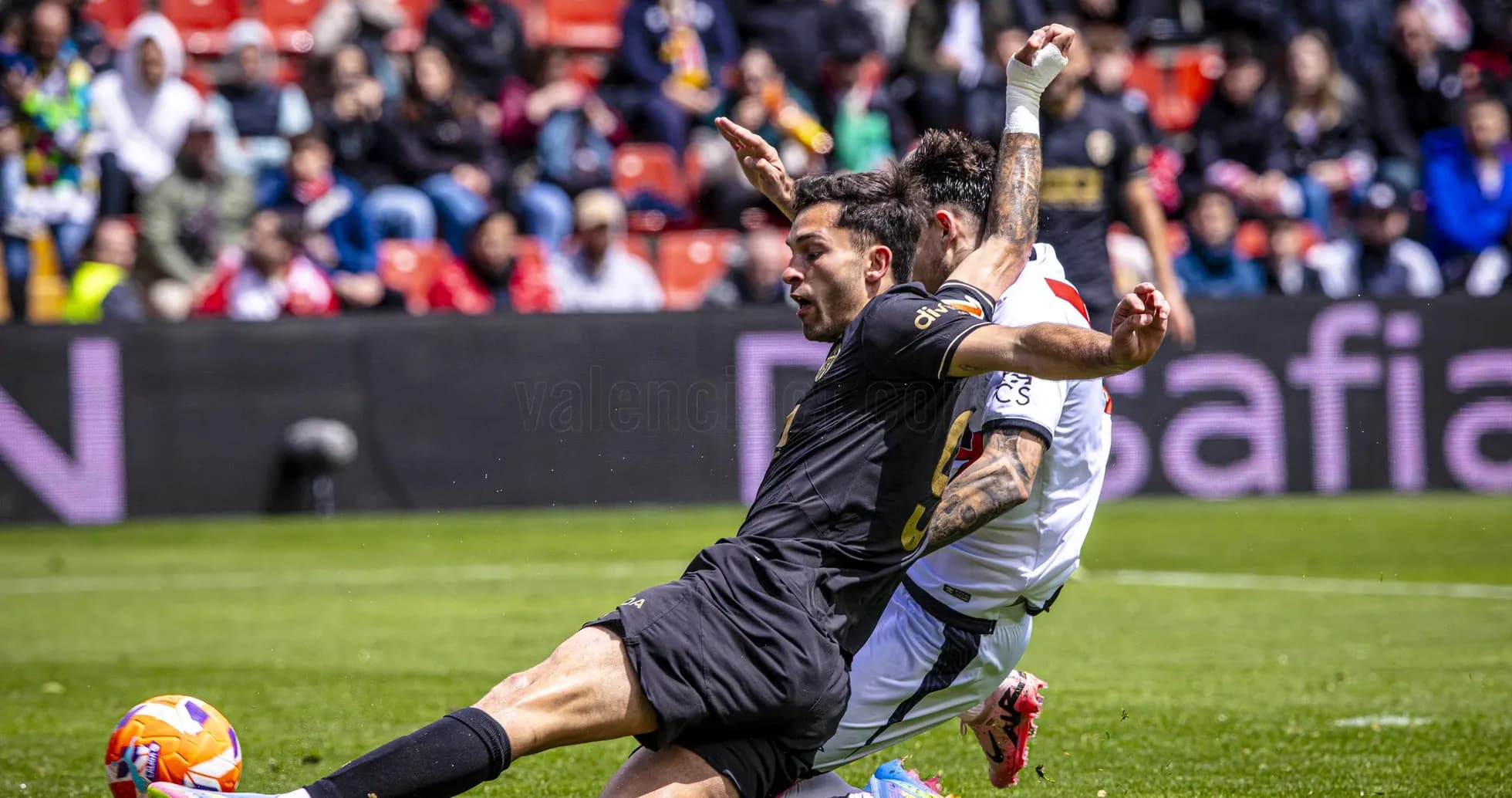 Players contesting the ball during Valencia match