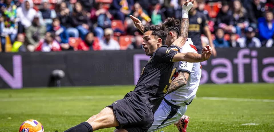 Players contesting the ball during Valencia match