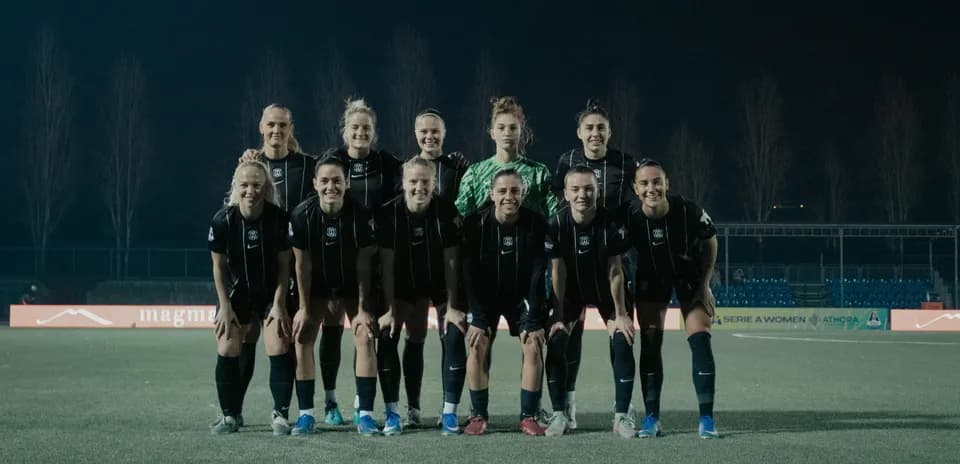 Como W team posing before the match
