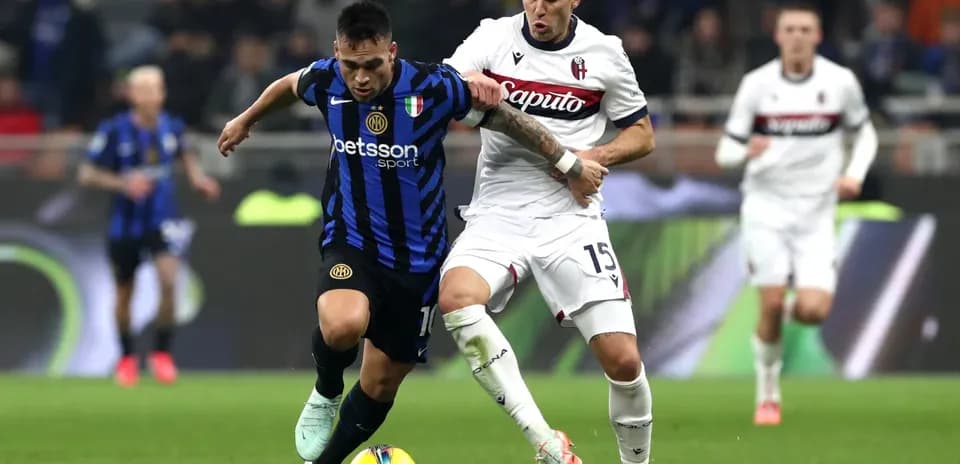 Player challenging for the ball during Bologna vs Inter