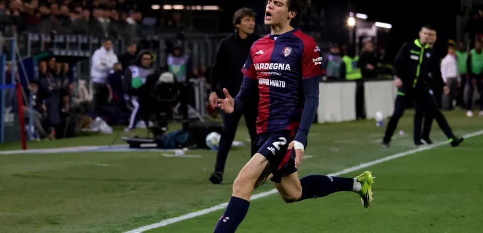 Cagliari player celebrating a goal on the pitch