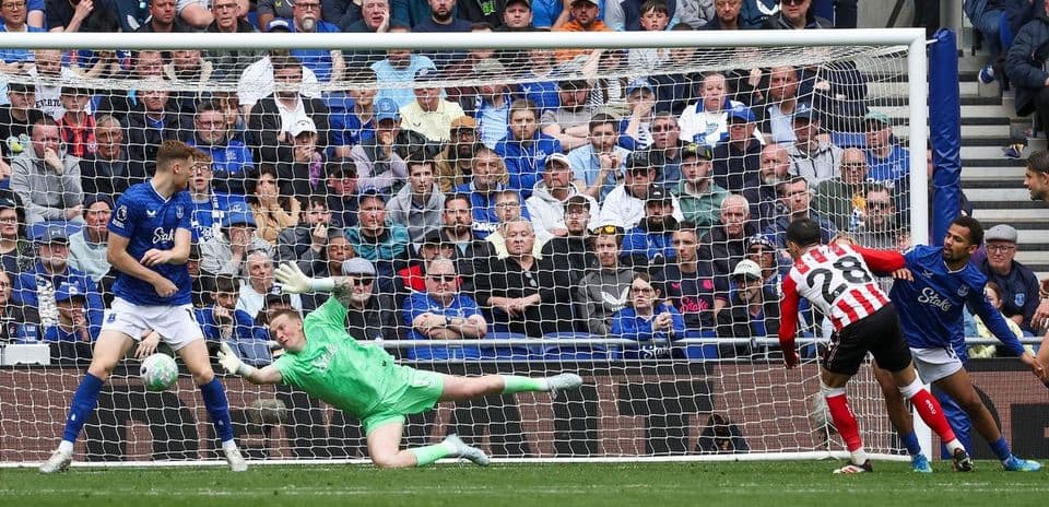 Everton goalkeeper saves a penalty shot