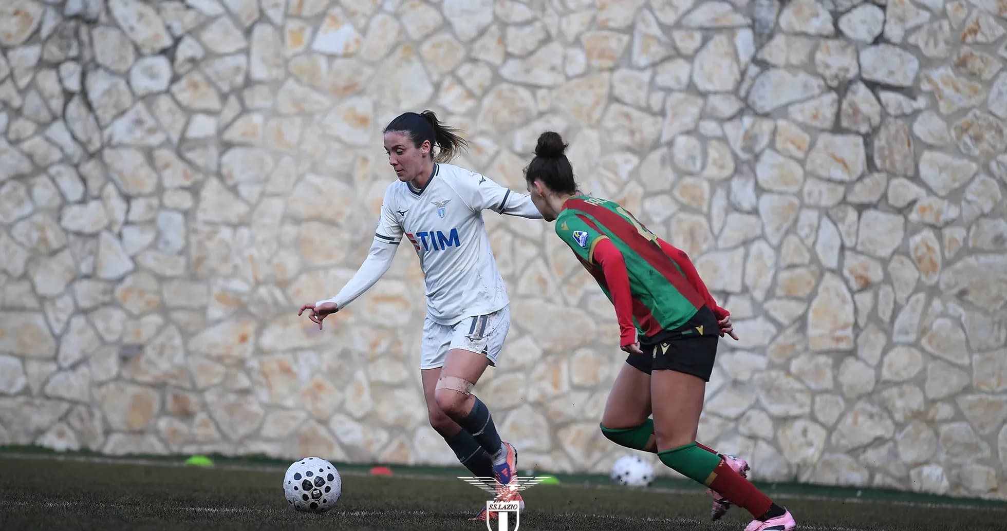 Lazio player dribbling against Ternana opponent