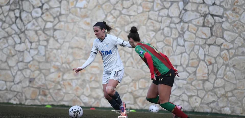 Lazio player dribbling against Ternana opponent