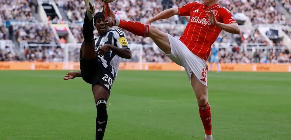 Newcastle and Nottingham Forest players contesting for the ball
