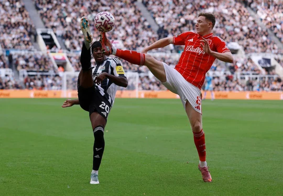 Newcastle and Nottingham Forest players contesting for the ball