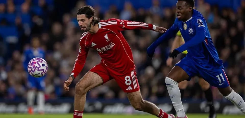 Liverpool player challenges Chelsea opponent for the ball