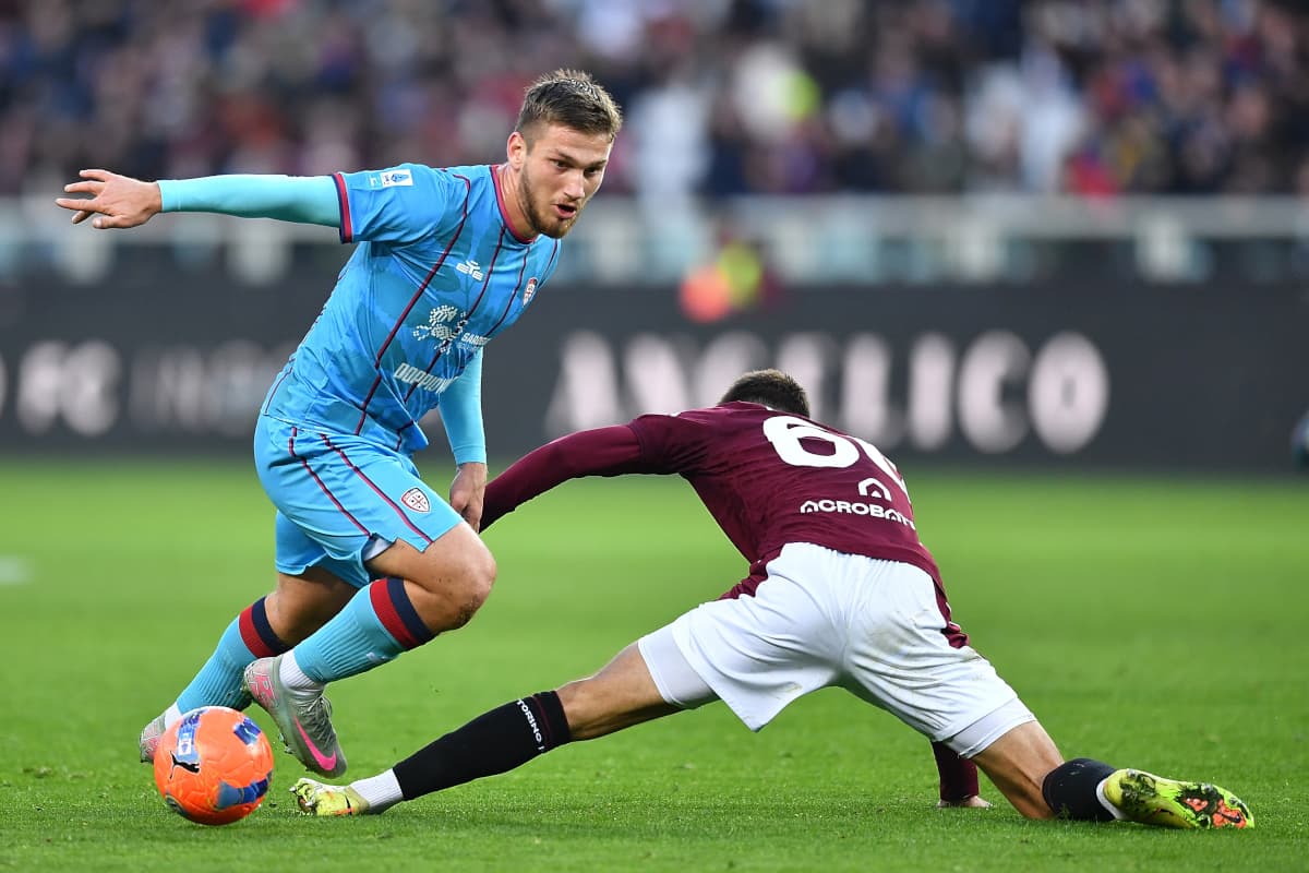 Cagliari player dribbling past Torino defender