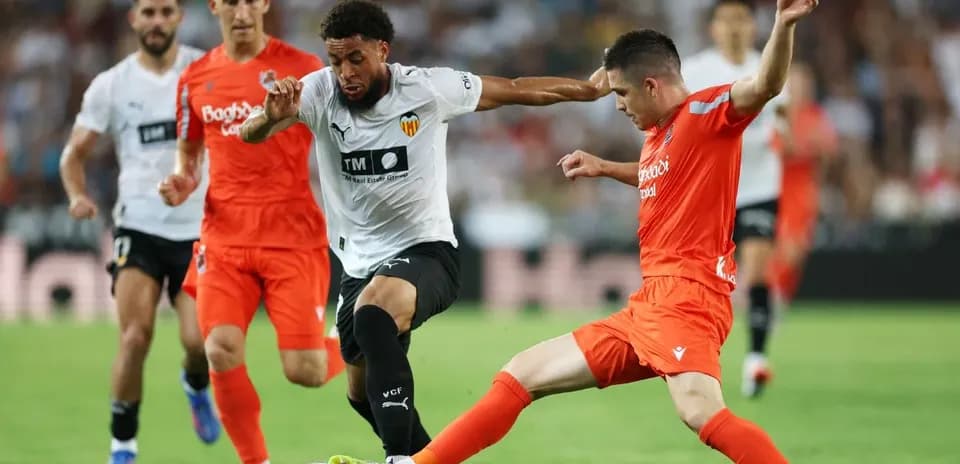 Players battling for the ball in La Liga match