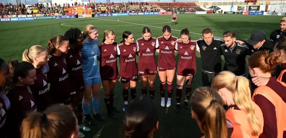 Detroit City players huddled before the match