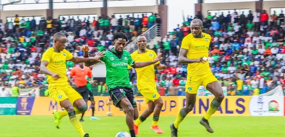 GOR Mahia player challenged by Nairobi United defenders