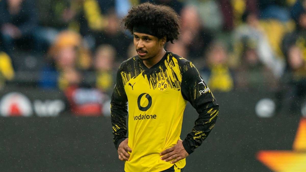Player in Borussia Dortmund jersey during match